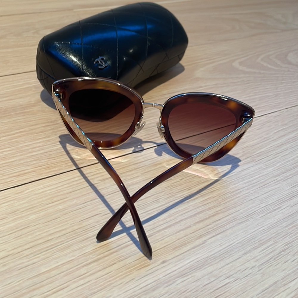 Chanel Sunglasses - Tortoiseshell Frames With Gol… - image 4